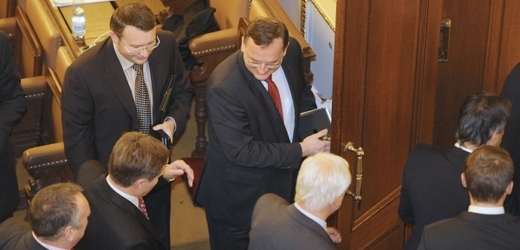 Premiér Petr Nečas opouští Poslaneckou sněmovnu, která 7. listopadu v Praze schválila vládní daňový balíček.