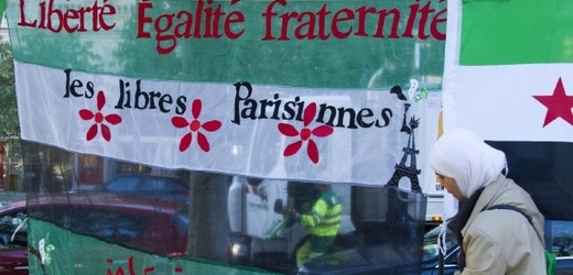 Demonstrace syrské diaspory ve Francii na podporu povstalců.
