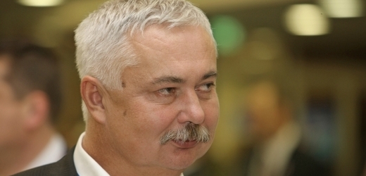 Vlivný člen ODS a současný místostarosta Hluboké nad Vltavou Pavel Dlouhý údajně v září 2010 překročil na Písecku rychlost mimo obec o více než 50 kilometrů.