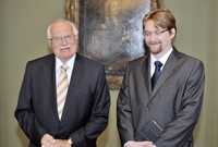 Prezident Václav Klaus (vlevo) považuje Pavla Dobeše za úspěšného ministra dopravy.