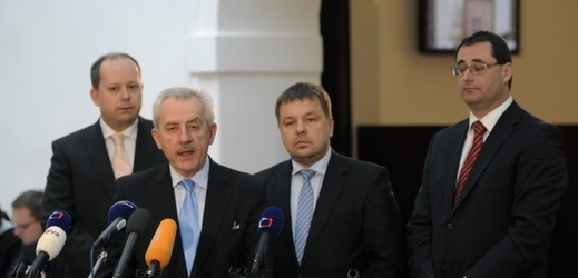 Ministr zdravotnictví Leoš Heger (druhý zleva), Petr Tluchoř (druhý zprava), Boris Šťastný (vpravo) a Marek Šnajdr.