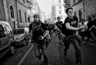 Demonstranti utíkají před policií v Římě.