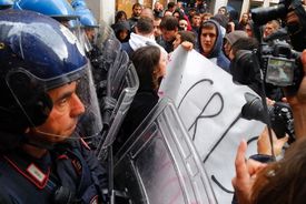 Demonstranti versus policie v Benátkách.