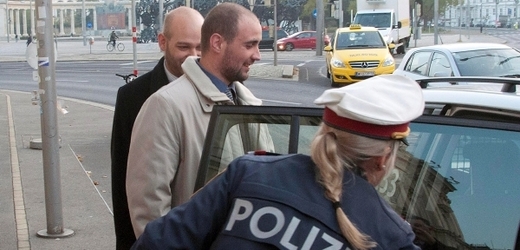 Rakouská policie zadržela ve Vídni Pavla Vondrouše (uprostřed ve světlé bundě), který na konci září v Chrastavě vystřelil na prezidenta Václav Klause z airsoftové pistole.