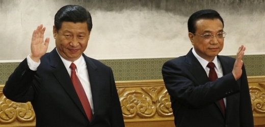 Novým předsedou Komunistické strany Číny a předpokládaným budoucím prezidentem se stal Si Ťin-pching (vlevo). Premiérem bude Li Kche-čchiang.