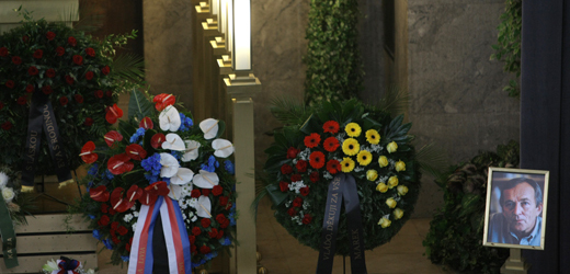 Poslední rozloučení se konalo v pražském strašnickém krematoriu.
