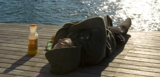 Bezdomovec v barcelonském přístavu.