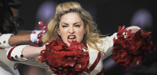 Madonna vystoupila 10. října v Los Angeles a ani tady nešetřila na pohybovém projevu. Její výraz na snímku by ji ovšem mohl varovat, že už není nejmladší a že by mohla na pódiu třeba i zkolabovat. Nebylo by to ostatně poprvé.