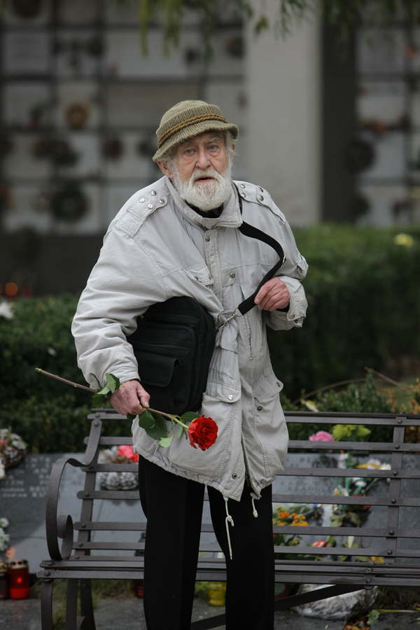 Navzdory svému věku (82 let) nezmeškal poslední rozloučení s Jiránkem ani herec Ilja Racek.