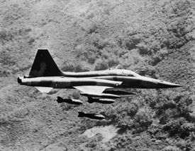 Americký letoun F-5 shazuje bomby na severu Vietnamu.