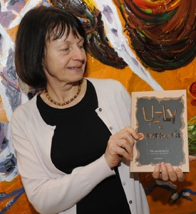 Spisovatelka Iva Procházková se svojí knihou Uzly a pomeranče.