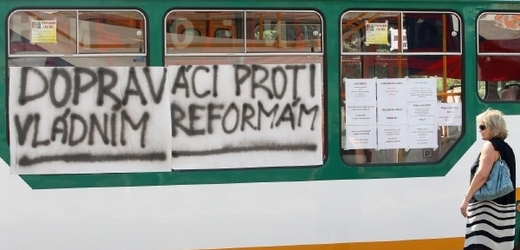 Loňská stávka dopravců zastavila vlaky i tramvaje.