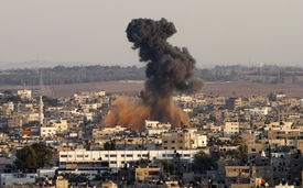 Několik raket zasáhlo přímo město Gaza.