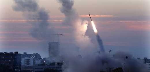 Ozbrojený konflikt Izraele s radikály z palestinského pásma Gazy pokračoval i ráno. 