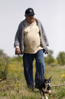 Mujica se svým třínohým "bodyguardem".