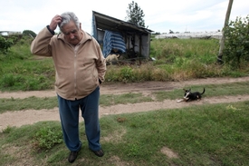 Mujica se odstěhoval z rezidence do manželčina polorozpadlého statku na okraji Montevidea.
