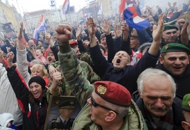 Chorvati slaví na náměstí v Záhřebu.