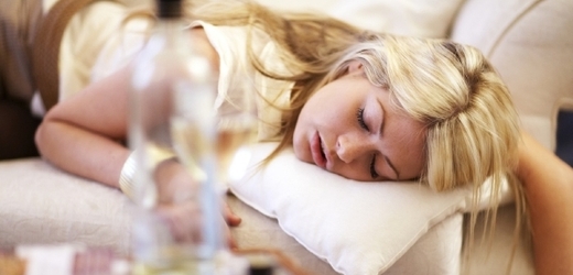 Už při necelých čtyřech promile alkoholu v krvi lidé upadají do hlubokého opileckého spánku (ilustrační foto).