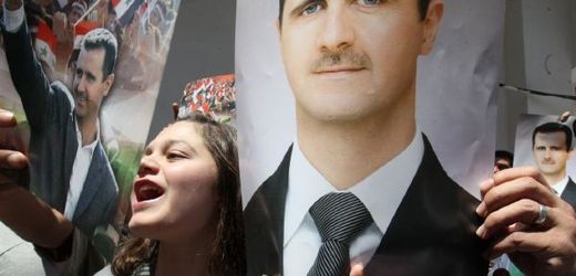 Obyvatelé Damašku podporující svého prezidenta (červenec 2012).