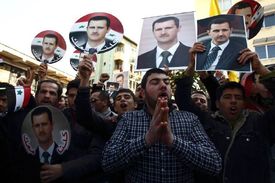 Demonstrace na podporu Asada v turecké Antakyi.