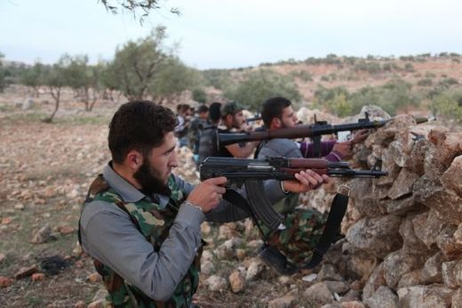 Bojovníci Syrské svobodné armády. V ozbrojené protiasadovské opozici získávají stále větší slovo islamisté.