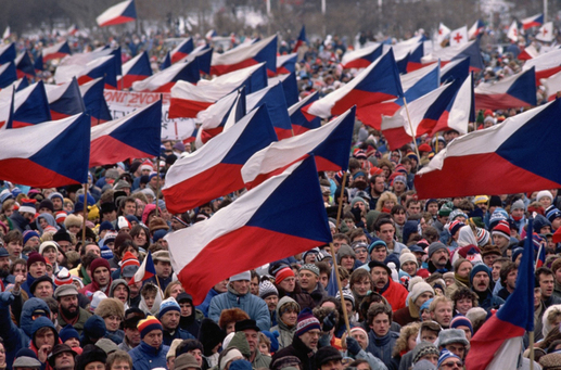 Před třiadvaceti lety lidé demonstrovali za pád komunismu v tehdejším Československu. Po posledních krajských a senátních volnách v Česku se však zdá, že příznivců komunistů opět přibývá.
