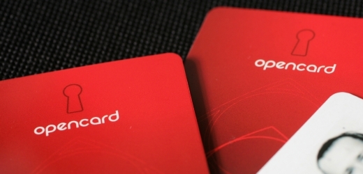 Pražská karta Opencard slouží mimo jiné jako tramvajenka, průkazka do knihovny, držitelé na ni také získají různé slevy.