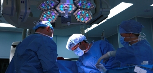 V Česku se rozrůstá počet takzvaných hybridních sálů, které lékařům umožňují použít více operačních a diagnostických metod.