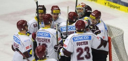 Hokejisté pražské Sparty se radují z vítězství na ledě Zlína.