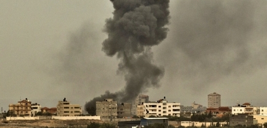 Z bombardovaného palestinského města stoupá dým.