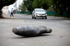 Nevybuchlá izraelská střela se válí po ulici v Gaze.