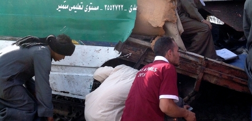 Při srážce s vlakem zahynuly desítky egyptských dětí.