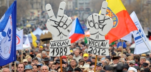 Demonstrace odborů a dalších občanských iniciativ proti vládní politice se uskutečnila 17. listopadu na Václavském náměstí v Praze.