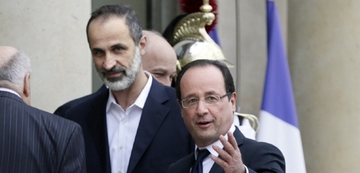 Francouzský prezident François Hollande (vpravo) přivítal v Paříži vůdce syrské opozice Ahmada Muáze Chatíba.