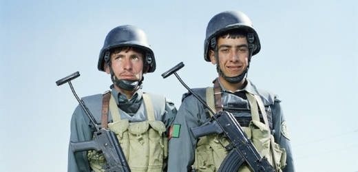 Kdo ví, co mají za lubem tihle dva afghánští policisté (ilustrační foto)? 