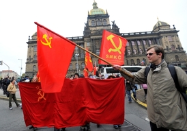 Příznivci minulého režimu přišli v sobotu 17. listopadu demonstrovat na Václavské náměstí v Praze.