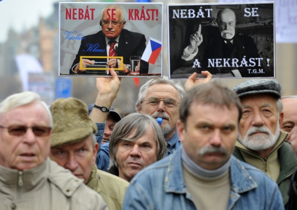 Vyobrazení Václava Klause připomínající tiskovou konferenci v Chile, ze které si odnesl jako suvenýr pero. Faux pas oblétlo celý svět a mnohým ještě posloužilo při sobotní demonstraci odborů a odpůrců vlády.