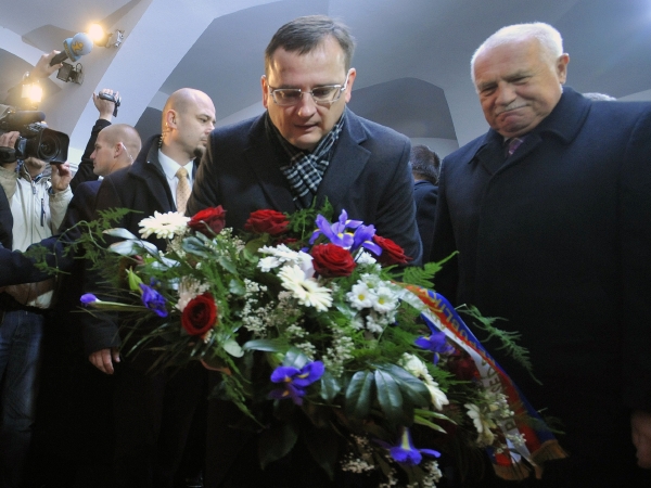 Prezident Václav Klaus (vpravo) a premiér Petr Nečas položili 17. listopadu v Praze na Národní třídě kytici k památníku listopadových událostí.