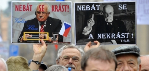 Vyobrazení Václava Klause připomínající tiskovou konferenci v Chile, ze které si odnesl jako suvenýr pero. Faux pas oblétlo celý svět a mnohým ještě posloužilo při sobotní demonstraci odborů a odpůrců vlády.
