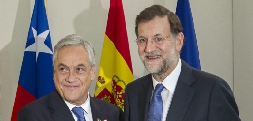 Španělský premiér Mariano Rajoy (vpravo) třese rukou s Chilským prezidentem Sebastianem Pineraem.