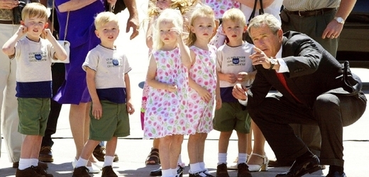 Ze sedmerčat se staly celebrity. Když děti slavily čtvrté narozeniny, setkal se s nimi dokonce tehdejší americký prezident George Bush.