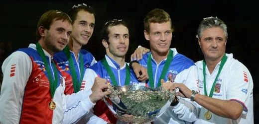 Český tým s trofejí pro vítěze Davis Cupu.