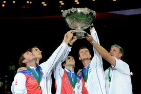 Český tým s trofejí pro vítěze Davis Cupu.