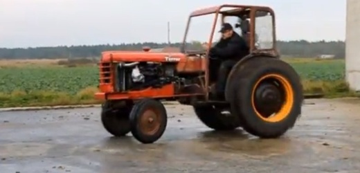Závodní traktor vybavený turbomotorem z volva.