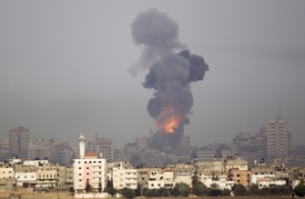 Bombardování pokračuje, z Gazy stoupá dým.