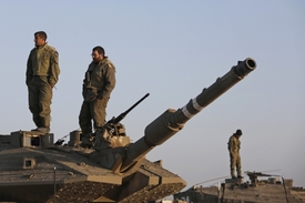 Izraelské tanky jsou rozestavěné na dohled pásma Gazy.