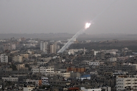 Palestinci pálí rakety na Izrael.