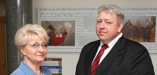 Hejtman a krajský šéf ČSSD Milan Chovanec s poslankyní Miladou Emmerovou (ČSSD).