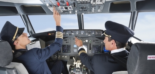 Mikrospánek není strašákem jen motoristů. Podle průzkumu, se s ním v kokpitu letadla setkal každý třetí pilot (ilustrační foto).