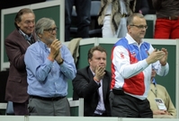 Karel Gott, Jiří Bartoška a Miroslav Kalousek (zleva) aplaudují českým tenistům.